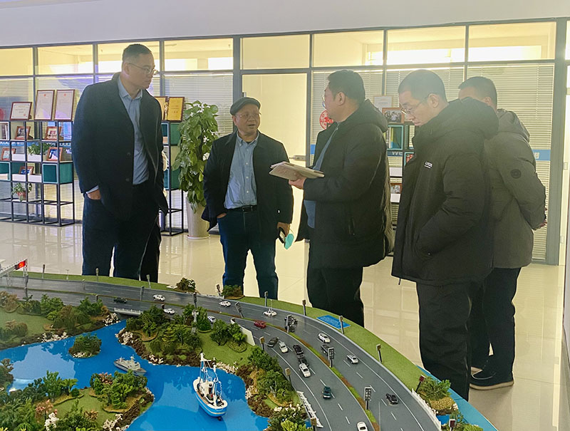 电子政务云计算应用技术国家工程实验室主任连樟文一行莅临象谱参观交流